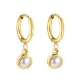 Elegante goldene Creolen mit runden weißen Perlenanhängern auf schlichtem weißem Hintergrund - Gold Perle Stil (EA58090AG)