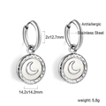 Détail de boucles d'oreilles lune en acier inoxydable avec pendentifs en émail blanc - Boucles d'Oreilles Créoles Médaille Lune Argent (EA58180AS)