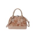 Bolso de concha beige con estampado floral, asa y correa de hombro en fondo blanco - Caqui