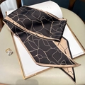 Dettaglio di sciarpa in seta bifacciale con motivi oro champagne su base nera - 15*150cm / Cachi Nero