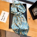 Piccolo foulard in seta blu Morandi con stampa di foglie su vassoio nero - Azzurro