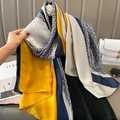 Elegante pañuelo de seda con patrones griegos y diseño de bloques de colores vivos - Azul Marino Amarillo / 180cm