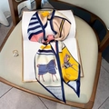 Elegante foulard twilly in seta con stampa di cavalli in giallo e blu su libro - Bordo Blu Navy