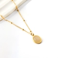 Elegante collana in titanio dorato con pendente in pietra ovale e piccole perle d'oro - Pendente in Pietra di Luna Ovale (NE2B650AG)