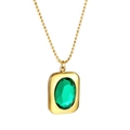 Elegante collana in acciaio inossidabile dorato con un grande ciondolo in gemma verde smeraldo - Stile Gemma Verde Ovale con Cornice Rettangolare (NE2B590JG)