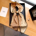 Foulard en soie orange et vert avec imprimé logo noué en nœud sur un plateau - Jaune Gingembre