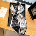 Elegante foulard in seta floreale bianco e nero a forma di fiocco su vassoio di lusso - Nero & Bianco