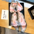 Sciarpa lunga in raso rosa con stampa di catene d'oro e orologi retrò per capelli o collo - Rosa