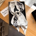 Élégant foulard étroit en soie noir et blanc avec motifs camélia et chaînes - Blanc