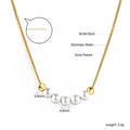 Dettaglio della collana a serpente in acciaio placcato oro con cinque perle bianche - Catena a serpente dorata con 5 perle e 2 perle dorate (NE2D450AG)