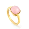 Anello vintage dorato con pietra rosa quadrata cabochon e dettagli decorativi milgrain - US 7 / Rosa (RI1439F6-9G)