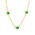 Goldkette mit drei quadratischen grünen Kristallanhängern und Perlendetails - Quadratisch Grün Stil (NE2C550JG)