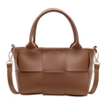 Minimalistische braune geflochtene Eimertasche mit Henkeln und verstellbarem Riemen - Hellbraun