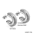 Dettaglio di orecchini a cerchio in acciaio inossidabile con design a spirale - Rigato Spesso 6x17.5mm / Argento Rigato (EA594801S)