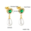 Dettaglio di orecchini a cuore placcati oro con pietre verdi, perle e dimensioni - Orecchini pendenti con perla e smeraldo a cuore