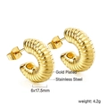 Dettaglio di orecchini a croissant in acciaio inossidabile placcato oro 18K a forma di C - Rigato Spesso 6x17.5mm / Oro Rigato (EA594801G)