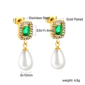Primo piano di orecchini a goccia in acciaio placcato oro con smeraldi e perle bianche - Orecchini pendenti con perla e smeraldo rettangolare