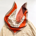 Zijden vierkante sjaal met maanpatronen in oranje en bruin over een beige linnen overhemd - 65x65cm / Oranje
