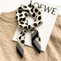 Elegante foulard di seta a pois bianchi e neri con bordo a righe su un maglione di maglia - Grandi Pois Classici e Strisce (ZC-24) / 65x65cm / Beige a pois
