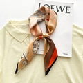 Foulard in seta con stampa orientale nei toni pesca e arancio su maglia beige - Caffè Arancione