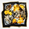 Dettaglio del foulard in seta con stampe di tulipani gialli e trama liscia del tessuto - Specificazione Quadrata / Nero (Tulipano Geometrico)