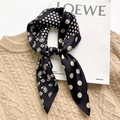 Dettaglio di un foulard in seta con motivi paisley e pois su un maglione lavorato a maglia - Combo Pois e Paisley (ZC-28) / 65x65cm / Nero
