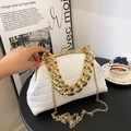 Sac coquille plissé blanc avec grosse chaîne dorée et bandoulière sur table de café - Blanc