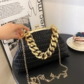 Sac à main plissé noir élégant avec grosse chaîne dorée et fine bandoulière métal - Noir