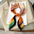 Foulard quadrato effetto seta con stampa equestre geometrica su un abito beige - 70*70cm / Nuovo Stile Bordo Nero