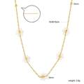 Collier à fleurs en perles dorées avec chaîne ajustable sur fond blanc immaculé - 5 Fleurs de Perles Blanches (NE2D880AG)