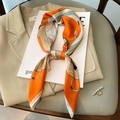Elegante foulard in seta arancione con stampa astratta moderna su rivista d'arte - Nuovo Arancione