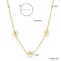 Collier marguerite doré élégant avec perles blanches et chaîne réglable de 40+5 cm - 3 Fleurs de Perles Blanches (NE2D870AG)