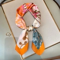 Foulard en satin floral avec imprimé abstrait et bordure orange sur un présentoir - 70*70cm / Bordure Orange