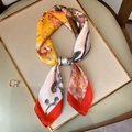 Élégant foulard en soie aux motifs floraux abstraits colorés et bordure rouge sur plateau - 70*70cm / Bord Rouge