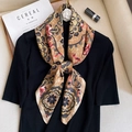 Dettaglio di un foulard in seta con stampa barocca vintage annodato in modo elegante - 90x90cm / Cachi (XW-121)