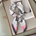 Dettaglio di un foulard in seta con motivo geometrico a stelle su vassoio dorato - 70*70cm / Bordo grigio