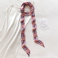 Sciarpa Twilly in seta rosa con stampa gatto e motivi geometrici su abito bianco - Motivo a freccia di gatto rosa