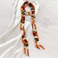 Foulard in raso a blocchi geometrici abbinato a un abito sottoveste bianco - Arancione (Geometrico) / 5*200cm