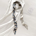 Dettaglio di un abito in raso bianco abbinato a una sciarpa in seta lunga con stampa floreale - Stampa Blu Scuro (DT-27-Beige)