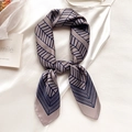 Elegante sciarpa in seta grigio-viola con motivi geometrici blu scuro e finitura satinata - Rosa Antico