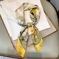 Elegante foulard in seta con foglie tropicali gialle e fiori annodato su una t-shirt bianca - Giallo