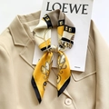 Elegante foulard in seta con motivi giallo e nero su un blazer color kaki - 65x65cm / Giallo/Bianco Crema/Nero