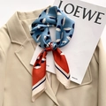 Foulard di seta con stampe a cappello blu e rosso piegato su un abito beige - 65*65cm / Rosso e Blu
