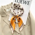 Elegante foulard in seta con stampa a cappello giallo e crema su un blazer beige - 65*65cm / Beige