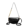 Borsa a sella in pelle nera con catena dorata e tracolla regolabile per donna - Nero