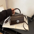 Sac boîte chic en cuir verni marron foncé brillant avec fermoir rotatif argenté et poignée - Café