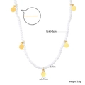 Minimalistische weiße Perlenkette mit fünf goldenen Anhängern und 5 cm Verlängerung - Weißer Perlenrunder Scheibenstil (NE2E000AG)