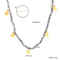 Minimalistische graue Perlenkette mit fünf Goldanhängern und 40+5cm verstellbarer Kette - Grauer Perlenrunder Scheibenstil (NE2E000BG)