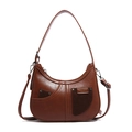 Bolso de hombro retro marrón con forma de media luna y remaches de plata - Marrón