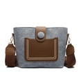 Borsa a secchiello vintage in tessuto blu con dettagli in pelle marrone su fondo bianco - Blu